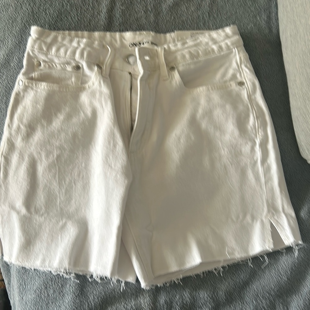 On 34th white shorts. Brand new size 4 never worn